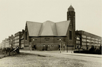 Kerk en bijgebouwen na oplevering, links en rechts ervan woningblokken van Kruyswijk
<br/>
Beeldbank Stadsarchief, 1932